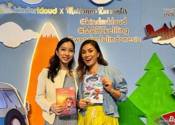 Elizabeth Liman dari kinderkloud (kiri) dan Marianne Rumantir dalam peluncuran Wonderful Indonesia Travel Storybook, Jakarta, Kamis (29/9/2022) (ANTARA/Nanien Yuniar)