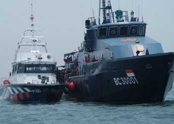 DJBC Batam Saat Melakukan Pertemuan di Tengah Laut Perbatasan Singapura Bersama SPCG, foto : ist