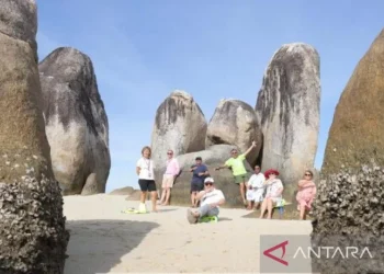 Para delegasi G20 berfoto di antara berbatuan besar di Pulau Lengkuas Kabupaten Belitung Timur. (Diskominfo Babel)