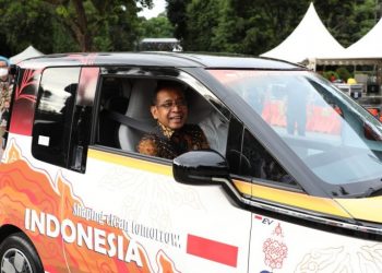 Mensesneg Pratikno mengendarai mobil listrik produksi Wuling Motors, di Plaza Bung Karno, Parkir Selatan Gelora Bung Karno, Jakarta, Rabu (26/10/2022). (Foto: Humas Kemensetneg)