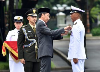 Presiden Jokowi menganugerahkan tanda jasa pada prajurit TNI, pada Upacara Peringatan Ke-77 Hari TNI, di Halaman Istana Merdeka, Jakarta, Selasa (05/10/2022) pagi. (Foto: Humas Setkab/Jay)