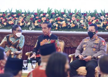 Menko Polhukam Mahfud MD bersama Kapolri Jend Listyo Sigit Prabowo mendampingi Presiden Jokowi saat memberikan arahan kepada jajaran Polri, di Istana Negara, Jakarta, Jumat (14/10/2022). (Foto: Humas Setkab/Jay)