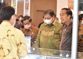 Presiden Jokowi didampingi Seskab Pramono Anung, Menko Perekonomian Airlangga Hartarto, dan Mendag Zulkifli Hasan meninjau pameran TEI ke-37 di ICE, BSD City, Tangerang, Banten, Rabu (19/10/2022). (Foto: Humas Setkab/Jay)