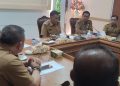 Bupati Natuna didampingi Sekda Natuna saat memimpin rapat (foto : istimewa)