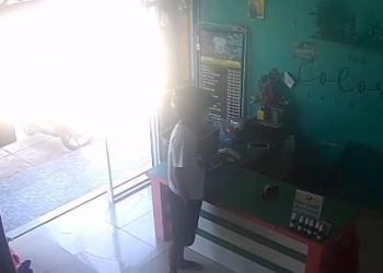 Aksi Pelaku Terekam CCTV, saat mencuri Handphone di Colors Laundry Jalan Gatot Subroto Tanjungpinang, foto : ist