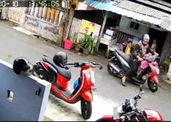 Aksi Pelaku Terekam CCTV saat Merampas Kalung Anak Kecil di Tanjungpinang, foto : ist