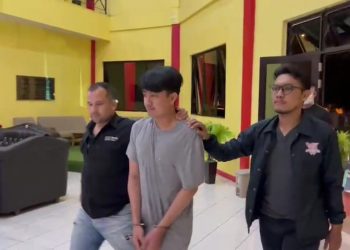 Kanit Reskrim Polsek Batam Kota, Ipda Yuda saat Menggiring Kevin, Pelaku Pembobol Brankas KFC Mega Mall, foto : Detak.media