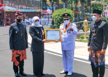 Walikota Blitar Santoso saat menerima penghargaan langsung dari Gubernur Jatim Khofifah, foto : Dani ES/detak.media