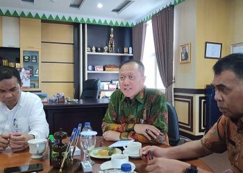 Dirut BRK Syariah, Andi Muchtar (tengah) bersama Bupati Natuna Wan Siswandi (kanan) saat di wawancarai (foto : Zaki/DM)