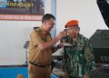Momen Bupati Natuna menyuapkan kue ulang tahun kepada Komandan Kopasgat (foto : ist)
