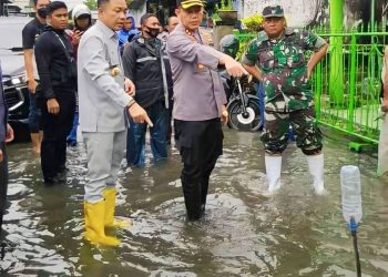 Wabup Rahmat Santoso saat meninjau langsung lokasi bencana banjir, foto: Dani ES/detak.media