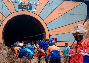 Petugas Kereta Api saat sedang bersihkan longsoran di terowongan Karang Kates, Sumberpucung, foto: Dani ES/detak.media