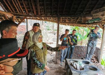 Bupati Blitar Rini Syarifah, saat tinjau salah satu rumah warga yang terdampak bencana alam tanah gerak dan banjir, foto: Dani ES/detak.media