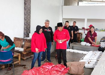 DPR RI Sri Rahayu dan Ketua DPRD Kab. Blitar Suwito, saat persiapkan makanan siap santap ke korban bencana, foto: Dani ES/detak.media