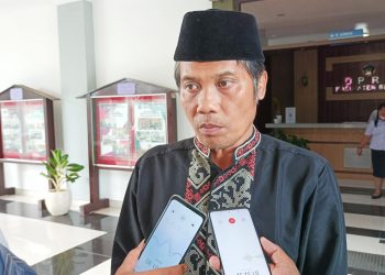 Ketua DPRD Kabupaten Blitar, saat di wawancarai setelah rapat, foto: Dani ES/detak.media