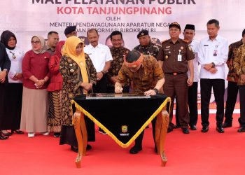 Menteri PANRB bersama Walikota Tanjungpinang saat menandatangani prasasti Mal Pelayanan Publik Kota Tanjungpinang, foto: ist