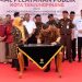 Menteri PANRB bersama Walikota Tanjungpinang saat menandatangani prasasti Mal Pelayanan Publik Kota Tanjungpinang, foto: ist