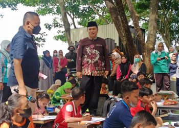 Sekda Kabupaten Blitar Izul Marom, meninjau kegiatan lomba menggambar di RTH Kanigoro, foto: Dani ES/detak.media