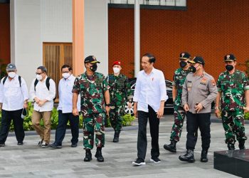 Presiden Jokowi didampingi Menteri PUPR Basuki Hadimuljono dan Sekretaris Kabinet Pramono Anung sesaat sebelum lepas landas dari Pangkalan TNI AU Halim Perdanakusuma Jakarta, Selasa (25/10/2022). (Foto: BPMI Setpres/Laily Rachev)