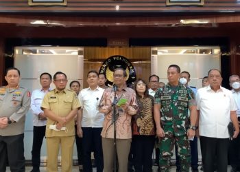 Menko Polhukam Mahfud MD memberikan keterang pers terkait hasil Rakorsus Tragedi Sepak Bola di Kanjuruhan, Senin (03/10/2022), di Kantor Kemenko Polhukam, Jakarta. (Sumber: Tangkapan Layar)