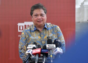 Menko Perekonomian Airlangga Hartarto memberikan keterangan pers di Komplek Istana Kepresidenan Jakarta, Rabu (12/10/2022). (Foto: Humas Setkab/Rahmat)