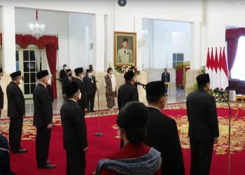 Presiden RI Joko Widodo (Jokowi) melantik anggota Dewan Pengawas dan anggota Badan Pelaksana Badan Pengelola Keuangan Haji (BPKH) Periode 2022-2027, di Istana Negara, Jakarta, Senin (17/10/2022).