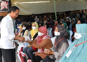 Presiden Jokowi saat membagikan sejumlah bantuan sosial di Pasar Muntok, Kabupaten Bangka Barat, Provinsi Kepulauan Bangka Belitung, pada Kamis (20/10/2022). (Foto: BPMI Setpres/Rusman)