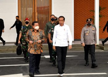 Presiden Jokowi didampingi Seskab Pramono Anung melakukan kunjungan kerja ke Provinsi Kepulauan Bangka Belitung, Kamis (20/10/2022), dari Pangkalan TNI AU Halim Perdanakusuma, Jakarta. (Foto: BPMI Setpres/Rusman)