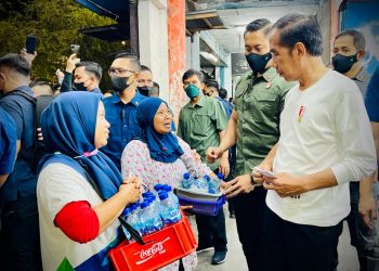 Presiden Jokowi saat berbincang dengan pedagang asongan di kawasan Maliboro, DIY, Sabtu (15/10/2022). (Foto: BPMI Setpres/Laily Rachev)