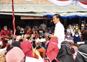 Presiden Jokowi saat menyapa para penerima manfaat bantuan sosial di Pasar Toboali, Kabupaten Bangka Selatan, Kepulauan Bangka Belitung, Kamis (20/10/2022). (Foto: BPMI Setpres/Rusman)