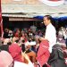 Presiden Jokowi saat menyapa para penerima manfaat bantuan sosial di Pasar Toboali, Kabupaten Bangka Selatan, Kepulauan Bangka Belitung, Kamis (20/10/2022). (Foto: BPMI Setpres/Rusman)