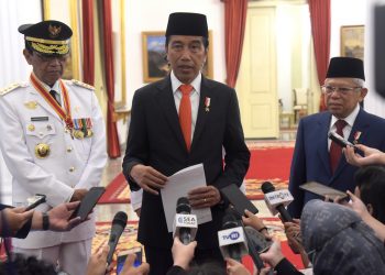 Presiden Jokowi pada keterangan pers usai melantik Gubernur Daerah Istimewa Yogyakarta Sri Sultan Hamengku Buwono X, Senin (10/10/2022). (Foto: Humas Setkab/Agung)