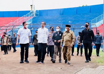 Presiden Jokowi didampingi Menpora Zainudin Amali saat meninjau kondisi Stadion Kanjuruhan, Kabupaten Malang, pada Rabu (05/10/2022). (Foto: BPMI Setpres)
