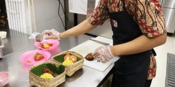 Staf jenama kuliner Ayam Ambyar mengenakan batik untuk merayakan Hari Batik Nasional pada 2 Oktober 2022 . ANTARA/HO.
