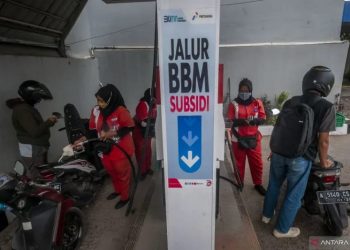 Petugas mengisi bahan bakar minyak jenis Pertalite di Rangkasbitung, Lebak, Banten, Kamis (29/9/2022). ANTARA FOTO/Muhammad Bagus Khoirunas.