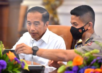 Presiden Jokowi sebelum memimpin rapat mengenai pembangunan IKN, Selasa (04/10/2022), di Istana Merdeka, Jakarta. (Foto: Humas Setkab/Agung)