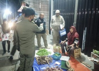 Anggota Satpol PP saat Menertibkan Pedagang Kaki Lima di sekitaran Pasar Baru Tanjungpinang, foto : ist
