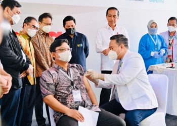 Presiden Jokowi meninjau langsung penyuntikan perdana Vaksin IndoVac, di PT Bio Farma (Persero), Bandung, Kamis (13/10/2022). (Foto: BPMI Setpres/Laily Rachev)
