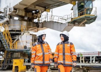 Karyawan perempuan di area Ship Unloader Pabrik SIG di Cilacap, Jawa Tengah. (ANTARA/HO-SIG)