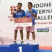 Pasangan ganda putra Indonesia Pramudya Kusumawardana (kanan) dan Rahmat Hidayat menunjukkan medali emas usai menjuarai turnamen bulu tangkis Indonesia International Challenge 2022, di Kota Malang, Jawa Timur, Minggu (16/10/2022). ANTARA/Vicki Febrianto.