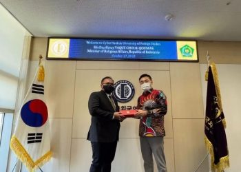 Menag Yaqut dengan President Cyber ​​Hankuk of Foreign Studies Profesor Jang Jiho, di Seoul, Korea Selatan, Senin (17/10/2022). (ANTARA/HO-Kemenag)