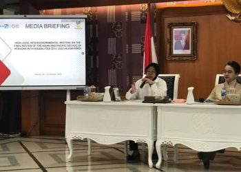 Menteri Sosial Tri Rismaharini dan Sekretaris Eksekutif Komisi Ekonomi dan Sosial PBB untuk Asia dan Pasifik (UNESCAP), Armida Salsiah Alisjahbana dalam media briefing Pertemuan tingkat tinggi antar pemerintah mengenai tinjauan akhir implementasi dasawarsa penyandang disabilitas di Asia-Pasifik di Jakarta, Senin (17/10/2022). (ANTARA/Devi Nindy)