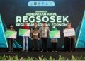 Penyerahaan secara simbolis kartu peserta BPJAMSOSTEK kepada tiga petugas Regsosek BPS dan penyerahan santunan. (ANTARA/Erafzon Saptiyulda AS/ho bpjamsostek)