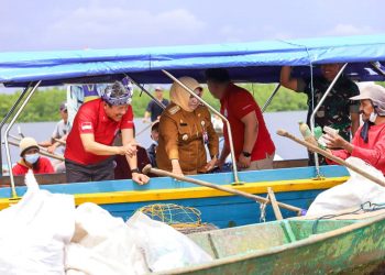 Walikota, Rahma saat mendampingi Menteri Kelautan dan Perikanan RI, saat do Tanjungpinang, foto: ist