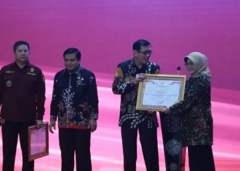 Sekretaris Utama Perpusnas, Ofy Sofiana, saat menerima penghargaan dari Jaringan Dokumentasi dan Informasi Hukum Nasional (JDIHN) 2022 yang diselenggarakan Badan Pembinaan Hukum Nasional (BPHN) Kemenkumham di Jakarta, Selasa (18/10/2022). (FOTO ANTARA/HO- Humas Perpusnas)