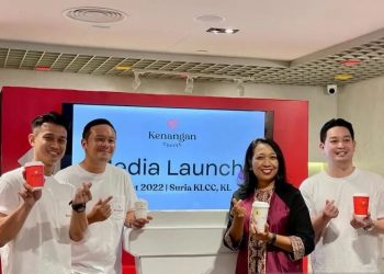 (Ki-ka) General Manager Kopi Kenangan Malaysia Jordan Lung, CEO dan Co-Founder Kopi Kenangan Edward Tirtanata,, Deputi Pemasaran Kementerian Pariwisata dan Ekonomi Kreatif (Kemenparekraf) RI Ni Made Ayu Marthini, dan Chief Business Development dan Co-Founder Kopi Kenangan James Prananto berfoto bersama dalam peluncuran gerai pertama Kenangan Coffee di Suria KLCC, Kuala Lumpur, Malaysia, Senin (17/10/2022). (ANTARA/Arnidhya Nur Zhafira)