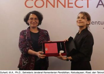 Sekretaris Jenderal Kemendikbudristek RI Suharti menerima kenang-kenangan dari Pelaksana tugas Direktur USAID Indonesia Laura Gonzales pada Selasa (18/10/2022). (ANTARA/HO-Kedubes AS di Jakarta)