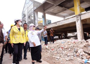 Walikota Tanjungpinang, Rahma bersama Anggota DPR RI, Cen Sui Lan saat meninjau pembongkaran Pasar Baru Tanjungpinang, foto: ist