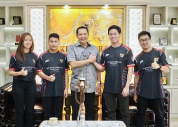 Ketua Ikatan Motor Indonesia (IMI) Bambang Soesatyo bersama para pebalap yang mewakili Indonesia dalam gelaran FIA Motorsport Games 2022 di Jakarta, Kamis (20/10/2022). (ANTARA/HO-MPR)