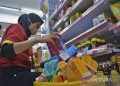 Ilustrasi - Pegawai mengumpulkan sejumlah obat sirup yang mengandung paracetamol pada salah satu minimarket di Tangerang Selatan, Banten, Rabu (19/10/2022). ANTARA FOTO/Sulthony Hasanuddin/YU/pri.